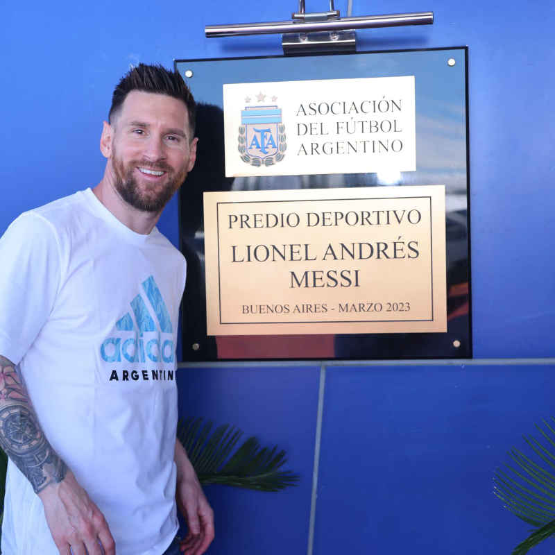 La nación argentina rindió recientemente un emotivo homenaje a Lionel Messi, el legendario futbolista que ha dejado una huella imborrable en la historia del fútbol. Reconocido como uno de los mejores jugadores de todos los tiempos, Messi llevó a Argentina a lo más alto, dejando una huella imborrable en el panorama futbolístico nacional y mundial. #messi #argentina #fifa